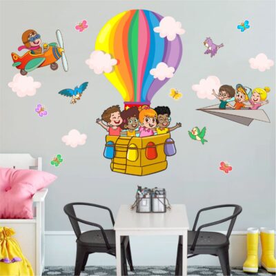 Transforme o quarto das crianças em um espaço lúdico e cheio de alegria com o Adesivo de Parede Infantil Balão Colorido Kids.